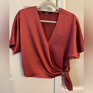 Sugar-lips dark rose satin top with tiè detail. Fits at the waist. Size M